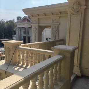 漳州 黄金麻别墅外墙干挂雕花配合阳台栏杆花瓶柱