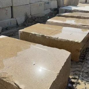 漳州 黄金麻方料堆场洗料分选中，原材料充足