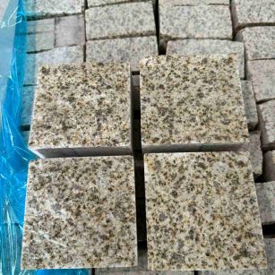 漳州 黄金麻花岗岩自然面小方块，弹石，马蹄石等