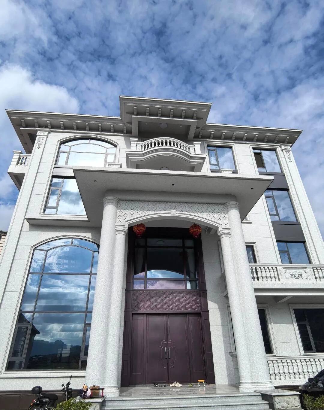 漳州白麻别墅外墙干挂石材效果示例