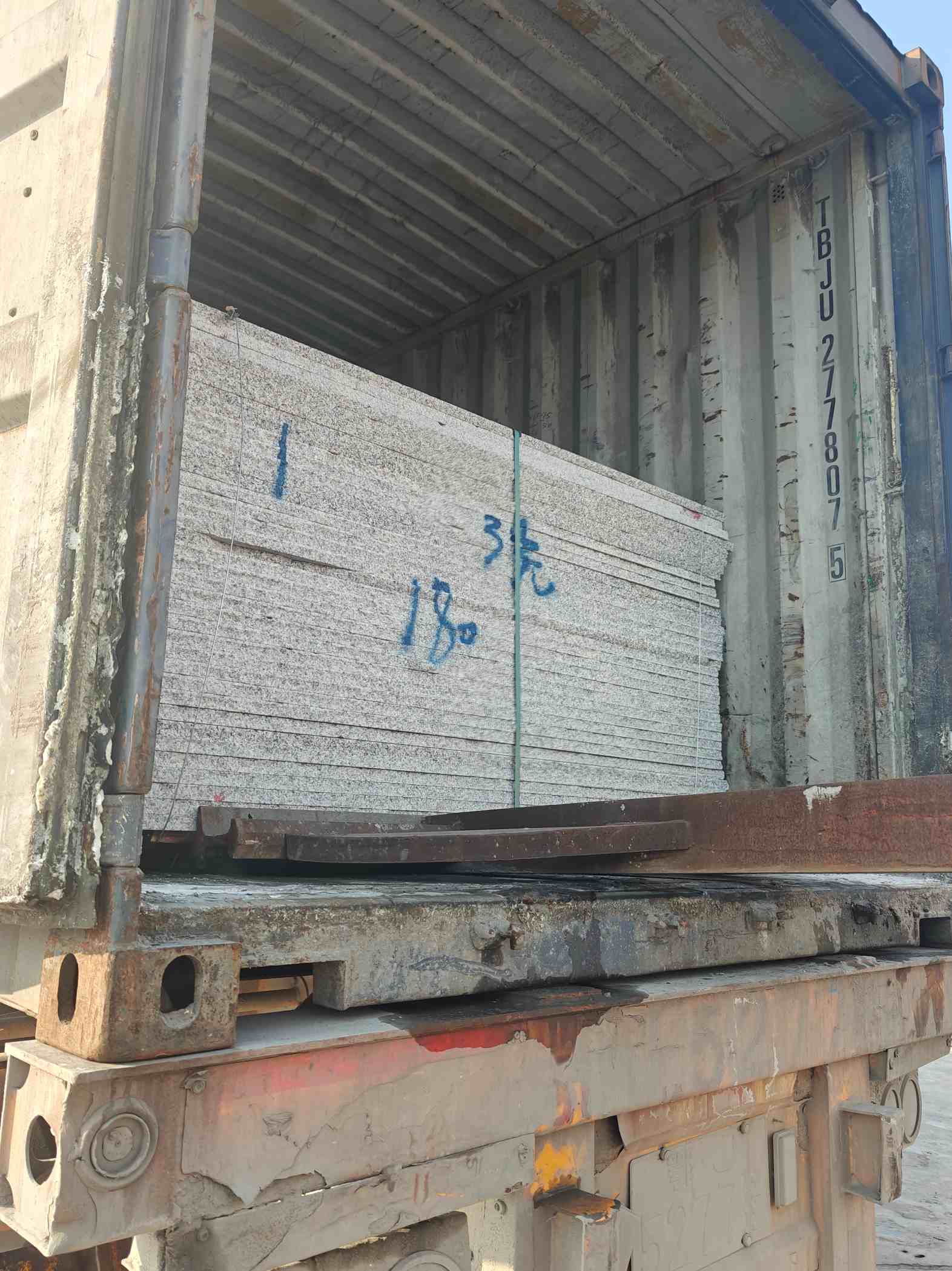 漳州 芝麻白花岗岩石材3.0公分光面毛板装柜出货