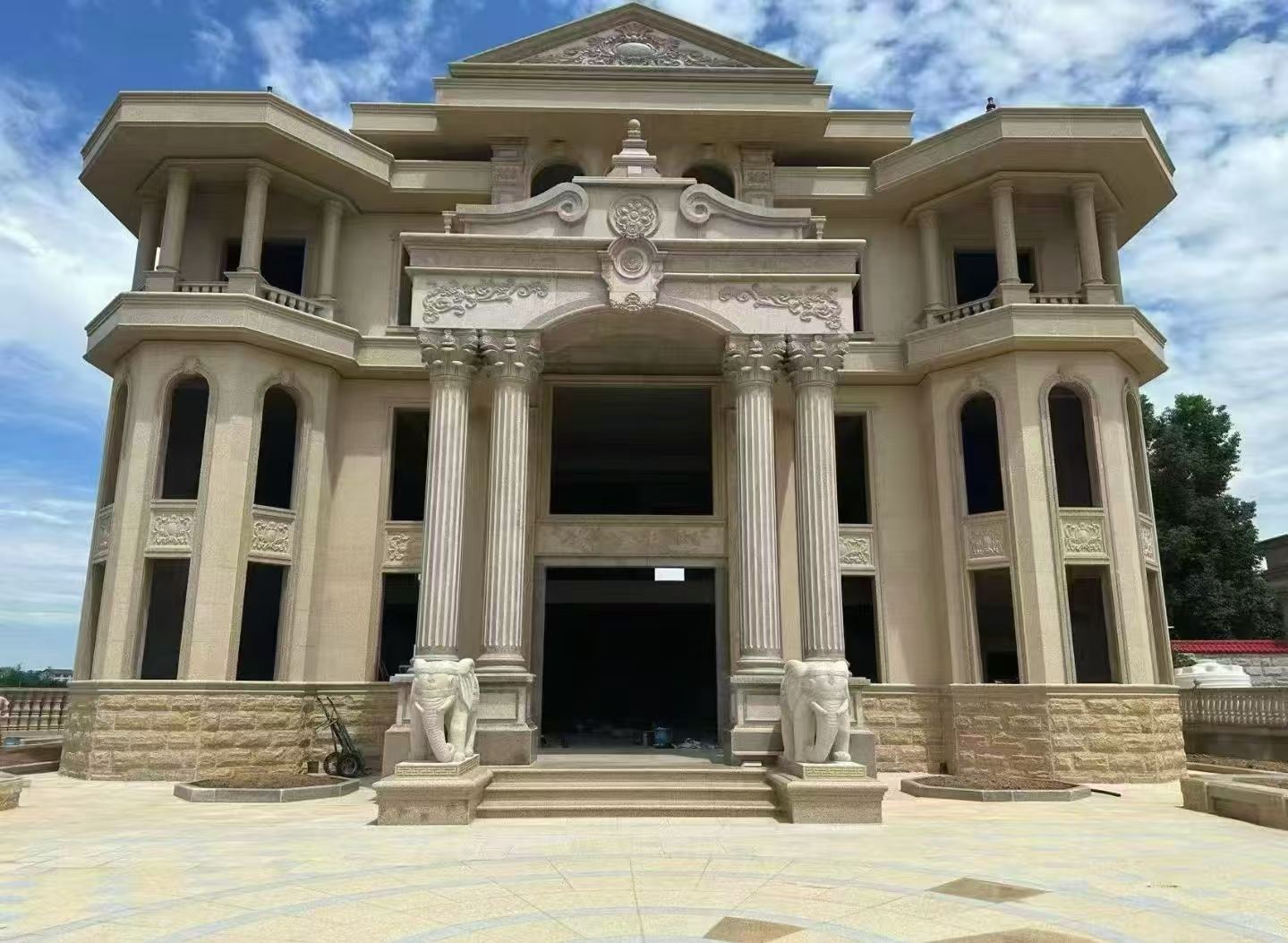 漳州 黄金麻别墅外墙干挂，大柱，大象，蘑菇石，雕花板