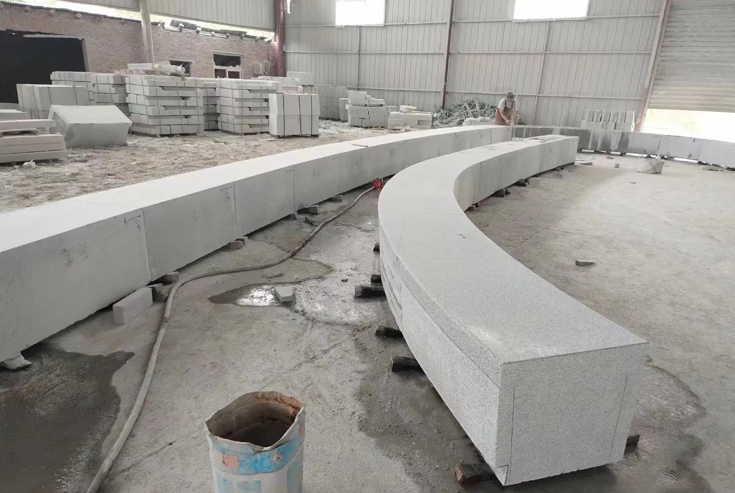 漳州芝麻白花岗岩石板材 园林光面弧形坐凳