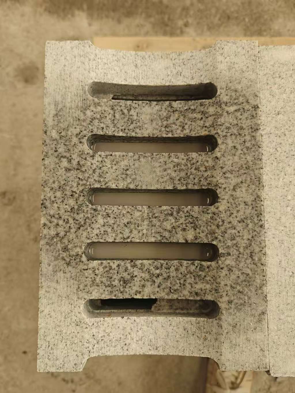 漳州 芝麻白拉丝面花岗岩U型开槽排水槽