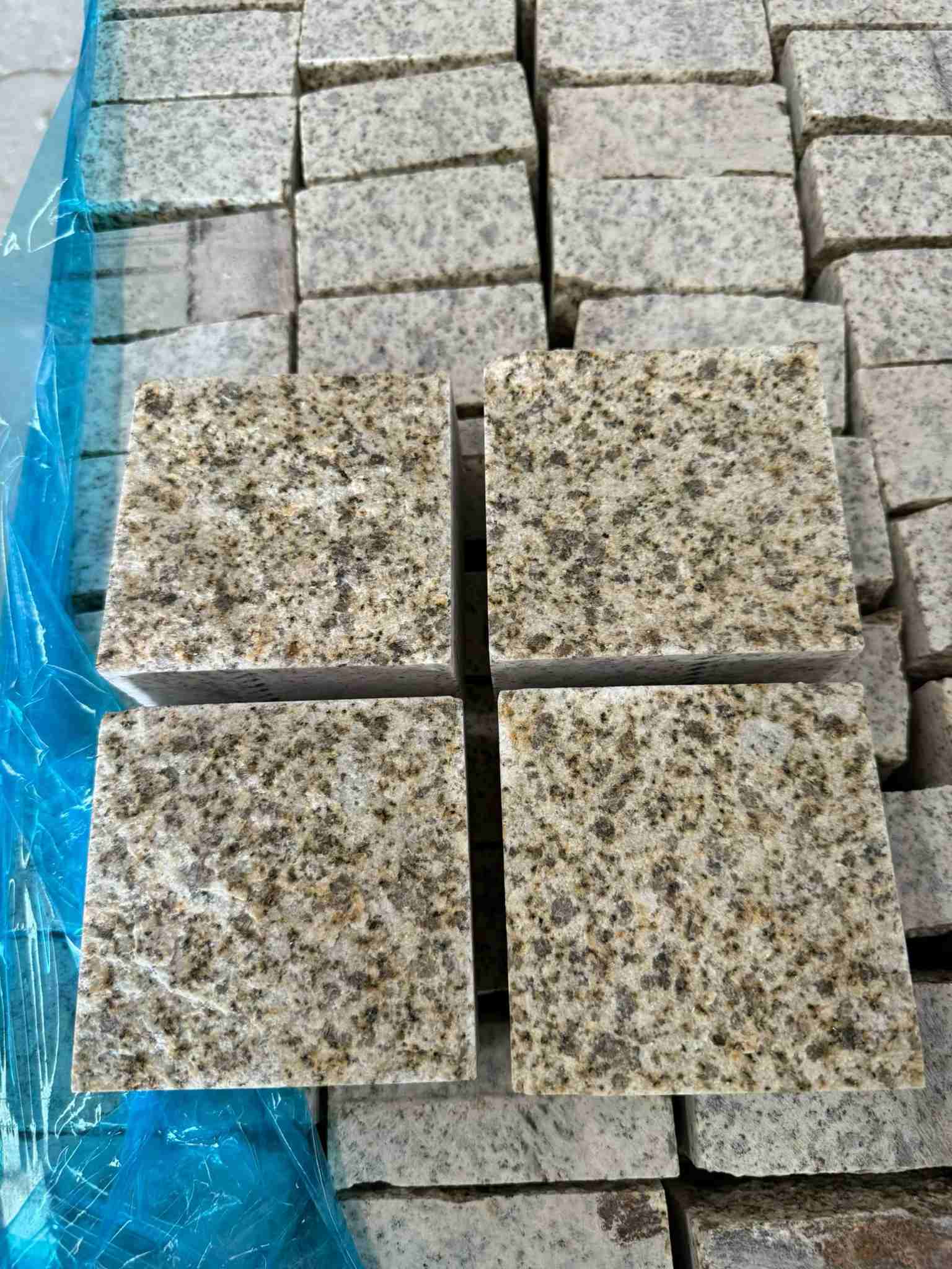 漳州 黄金麻花岗岩自然面小方块，弹石，马蹄石等