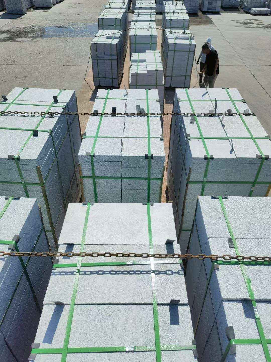 漳州 芝麻白花岗岩5公分地铺石 花岗岩厂家工厂装车日常