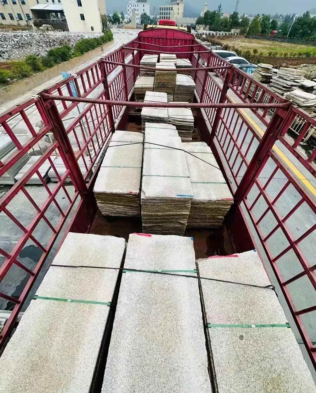 漳州 黄金麻花岗岩荔枝面，光面毛板装车完成