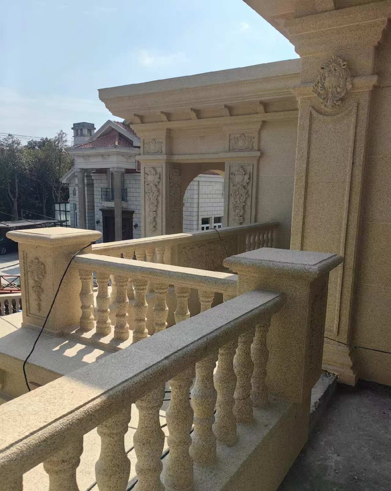 漳州 黄金麻别墅外墙干挂雕花配合阳台栏杆花瓶柱