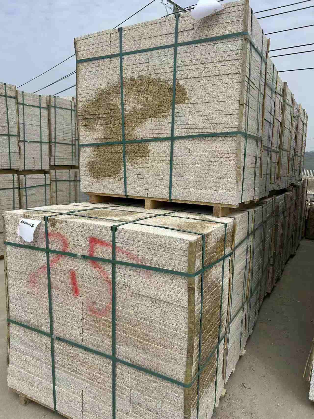 漳州 黄金麻花岗岩石材荔枝面地铺石2.5*300*600