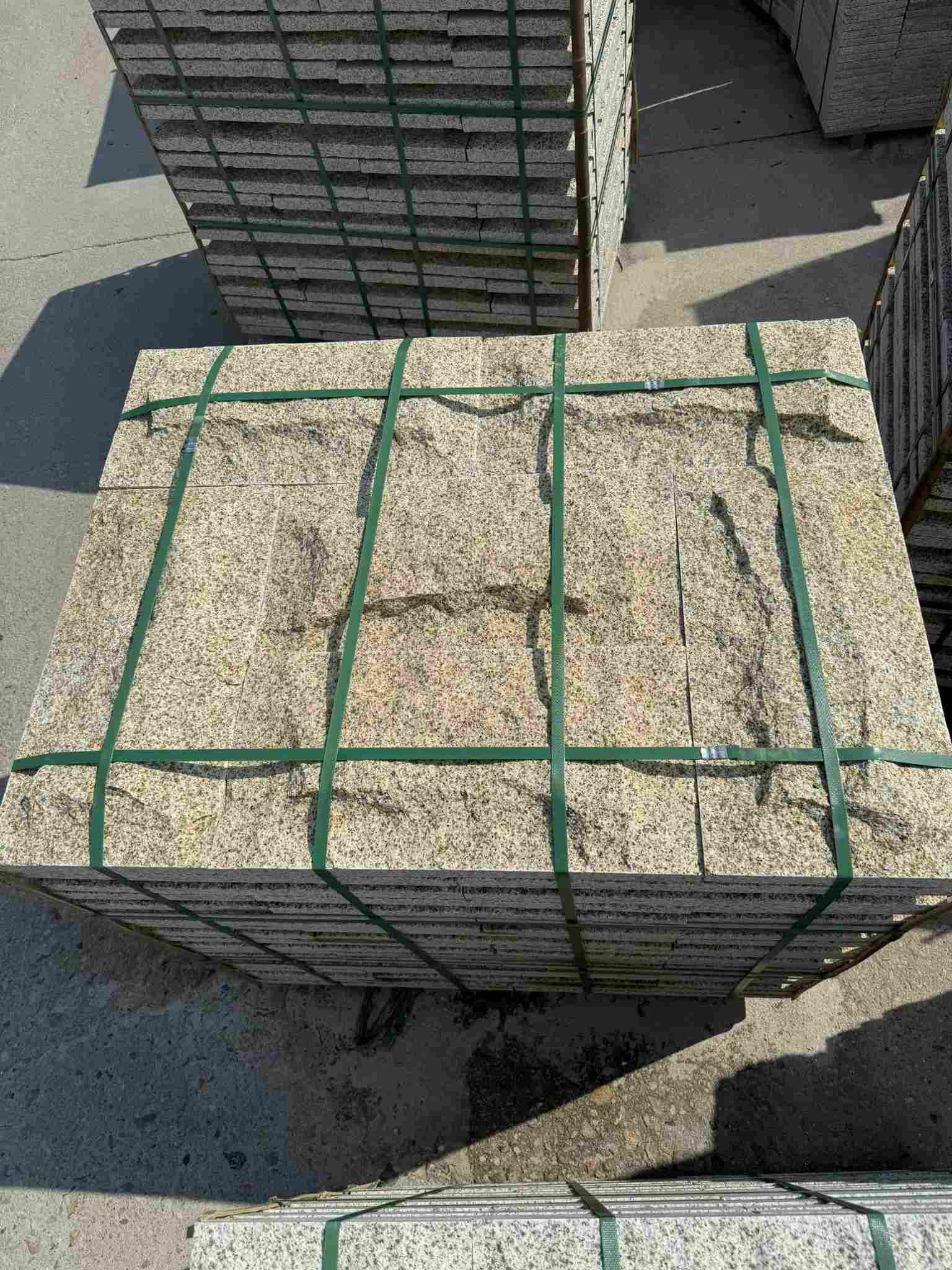 漳州 黄金麻花岗岩石材自然面蘑菇石成品