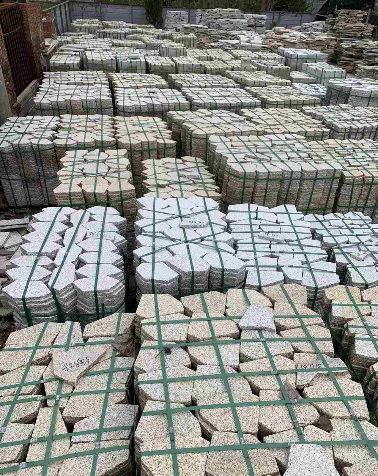 漳州 黄金麻白麻花岗岩荔枝面地铺石(冰裂纹)