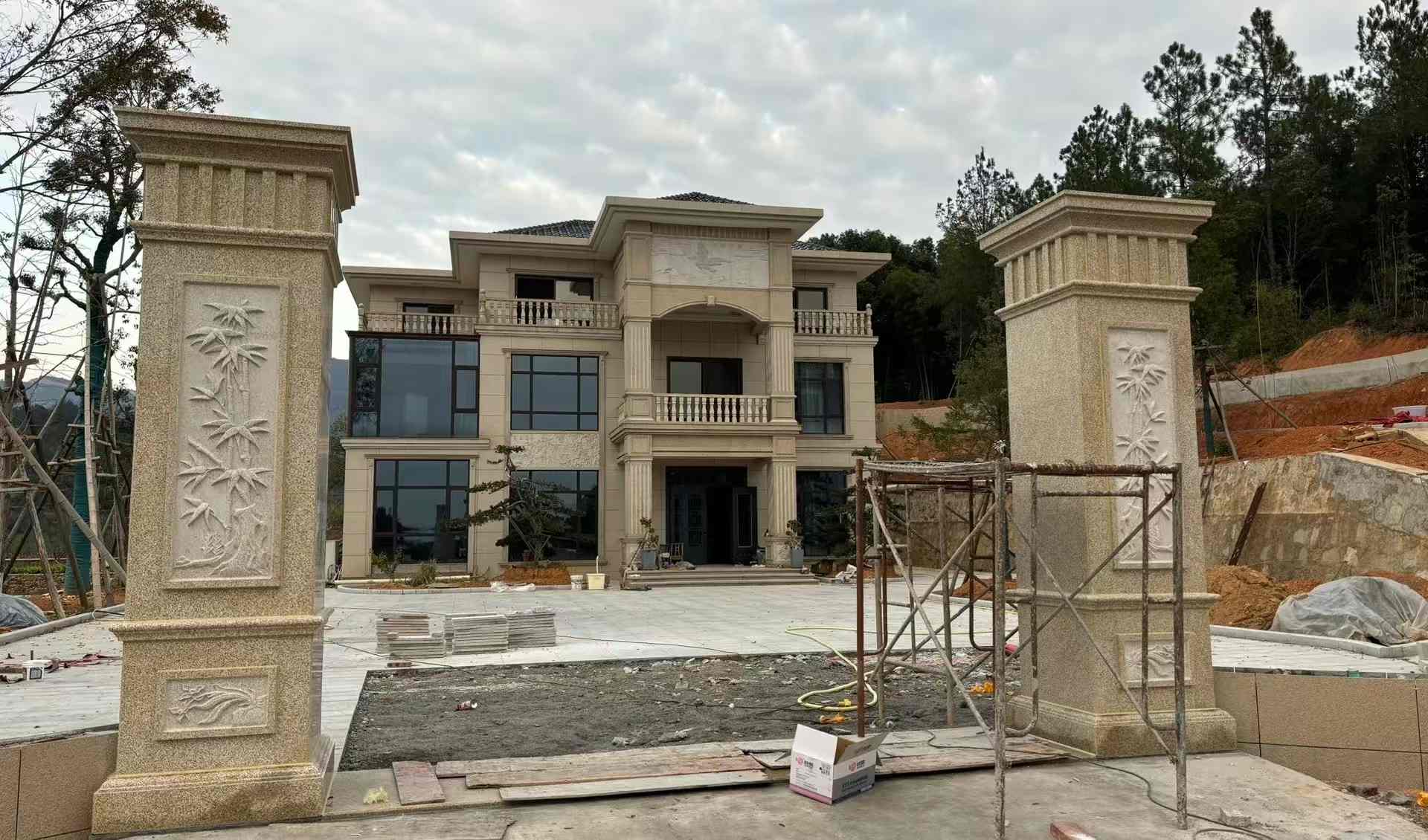 漳州 黄金麻花岗岩别墅雕花外墙干挂配上门口雕花罗马柱