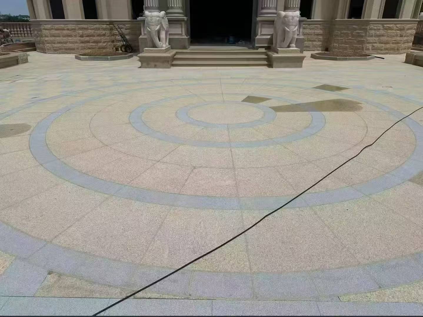 漳州 黄金麻芝麻灰花岗岩石材地铺拼接效果